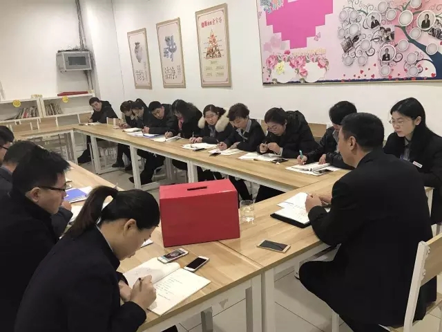 【會(huì)議】新瑪特購物廣場召開中層會(huì)議2.webp.jpg